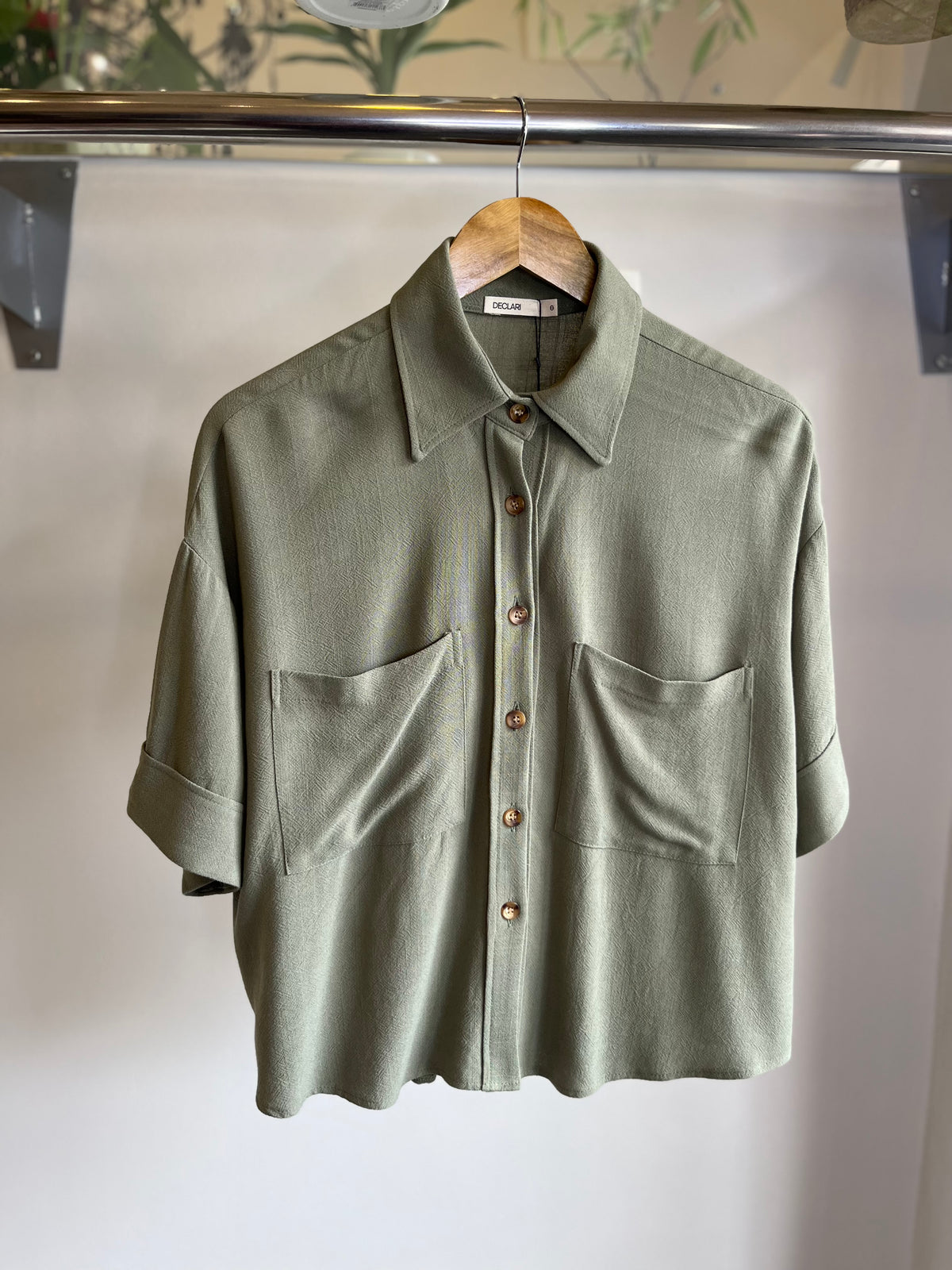 CAMISA CROPPED MANGA CURTA EM SAARA DECLARI