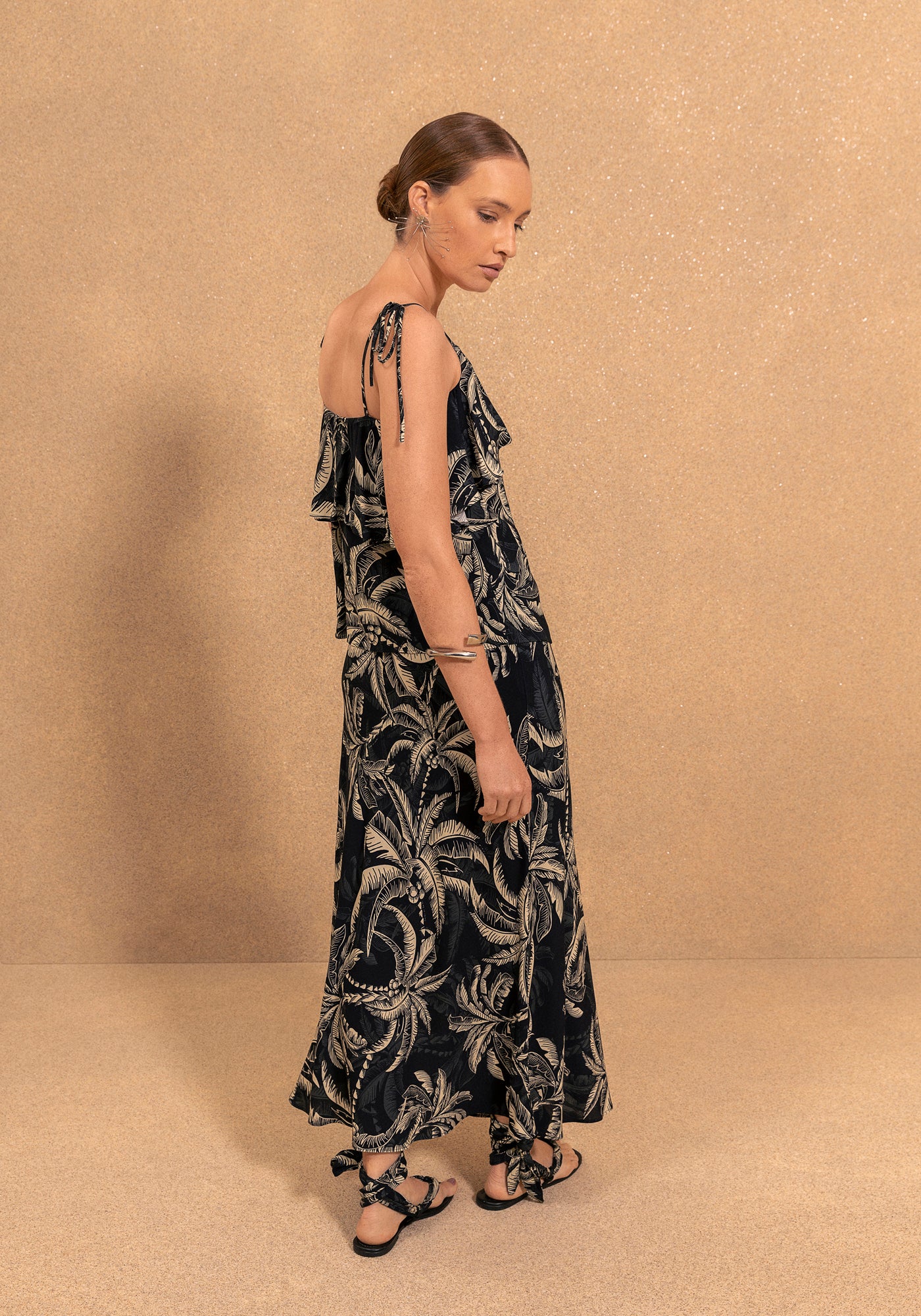 BLUSA FLUIDA ESTAMPADA COM BABADOS E ALÇAS DE AMARRAR