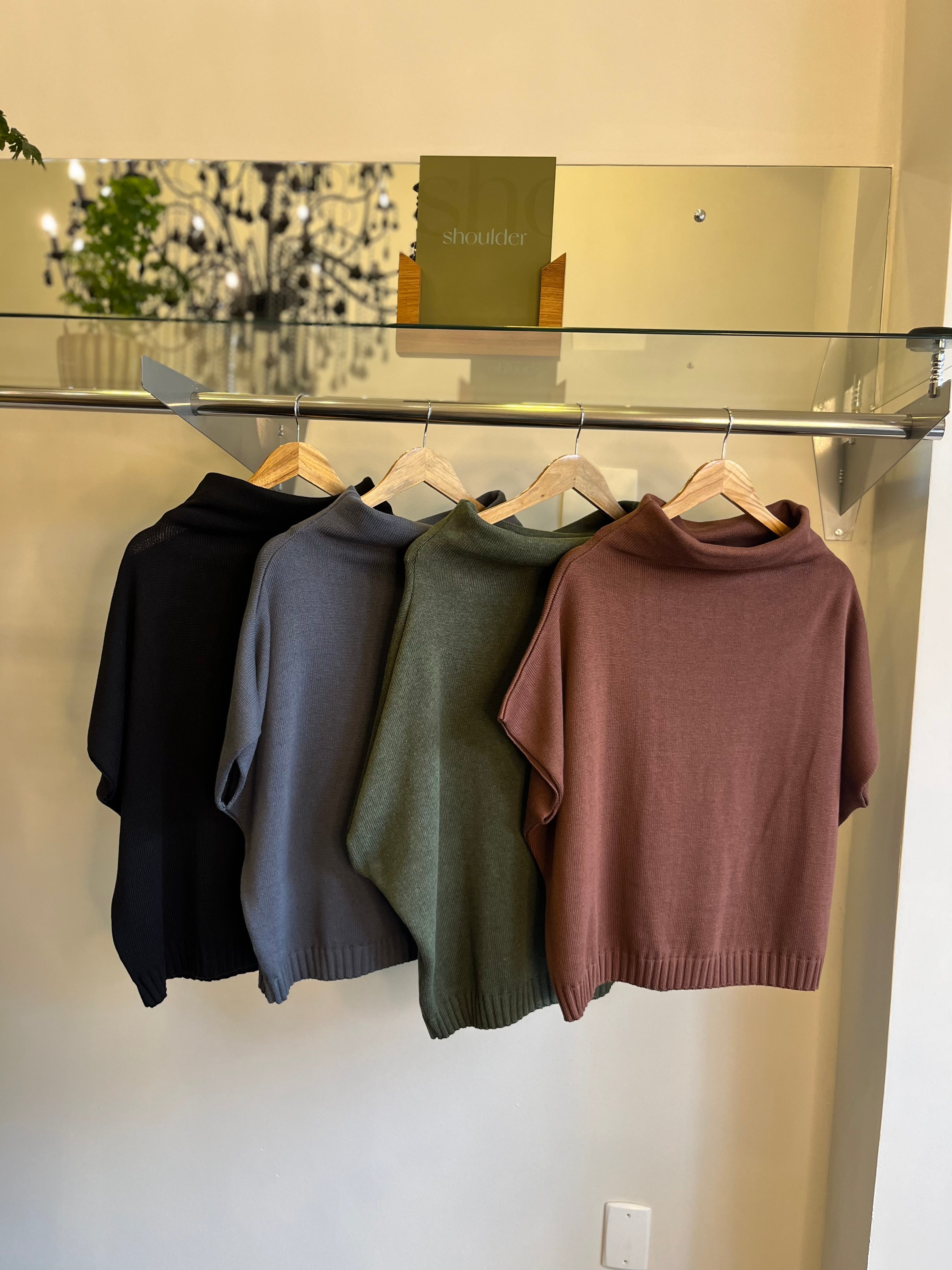 COLETE EM TRICOT GOLA AMPLA