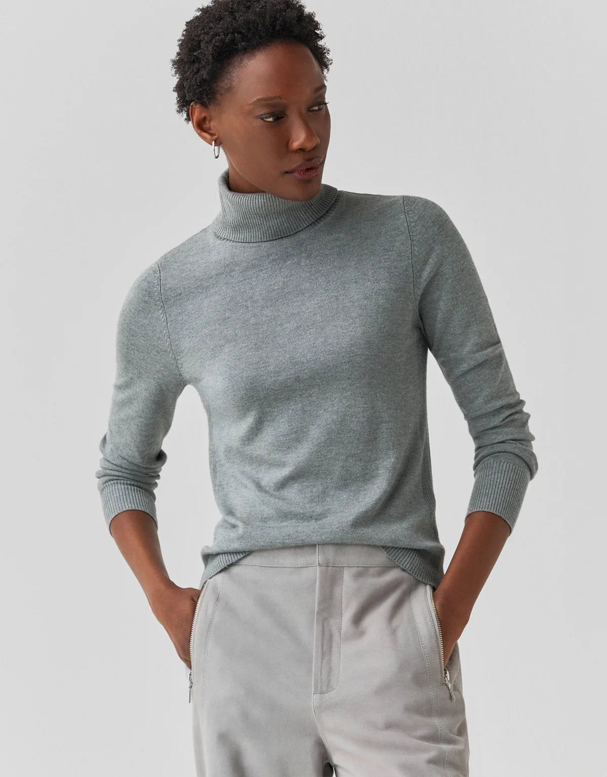 BLUSA TRICOT BÁSICO GOLA ALTA CINZA