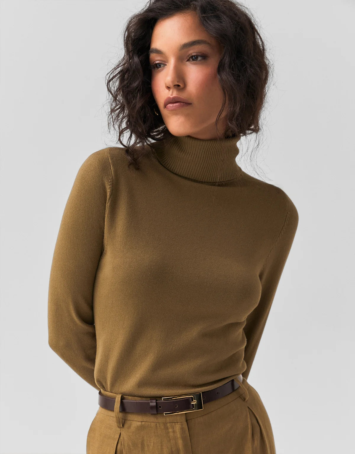 BLUSA TRICOT BASICA GOLA ALTA VERDE SHOULDER