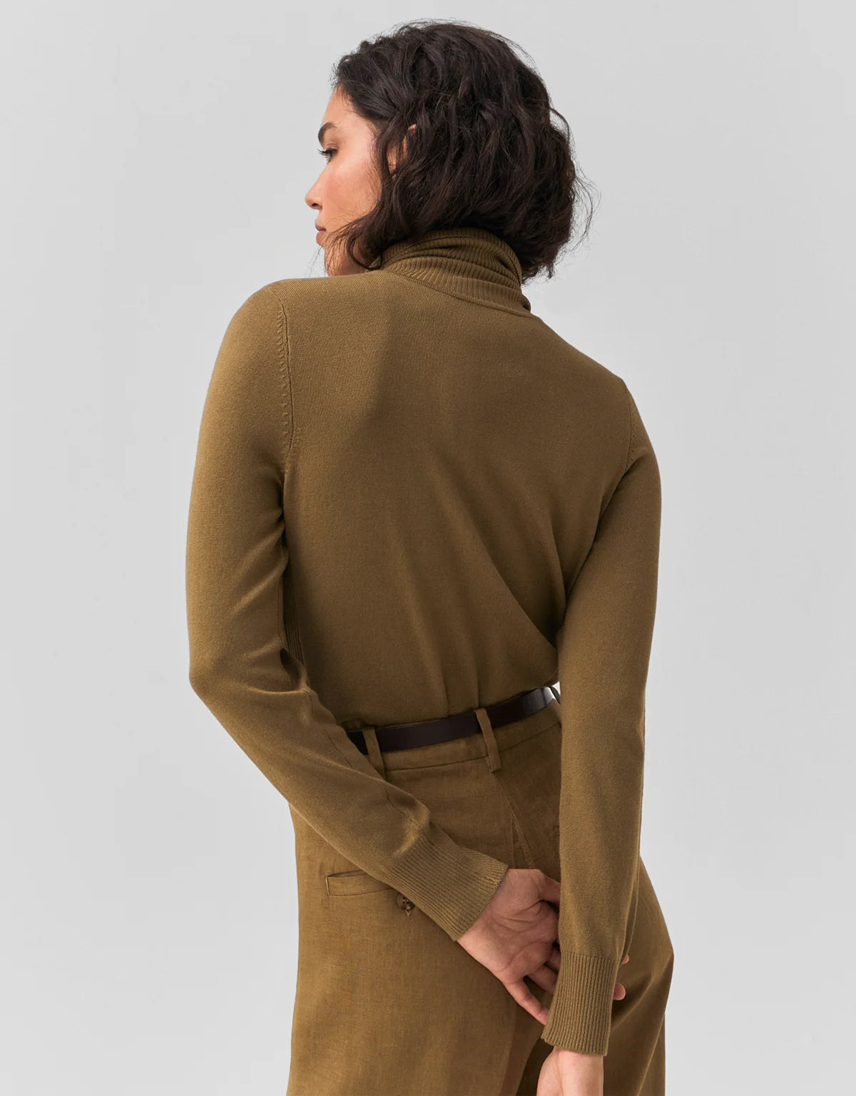 BLUSA TRICOT BASICA GOLA ALTA VERDE SHOULDER