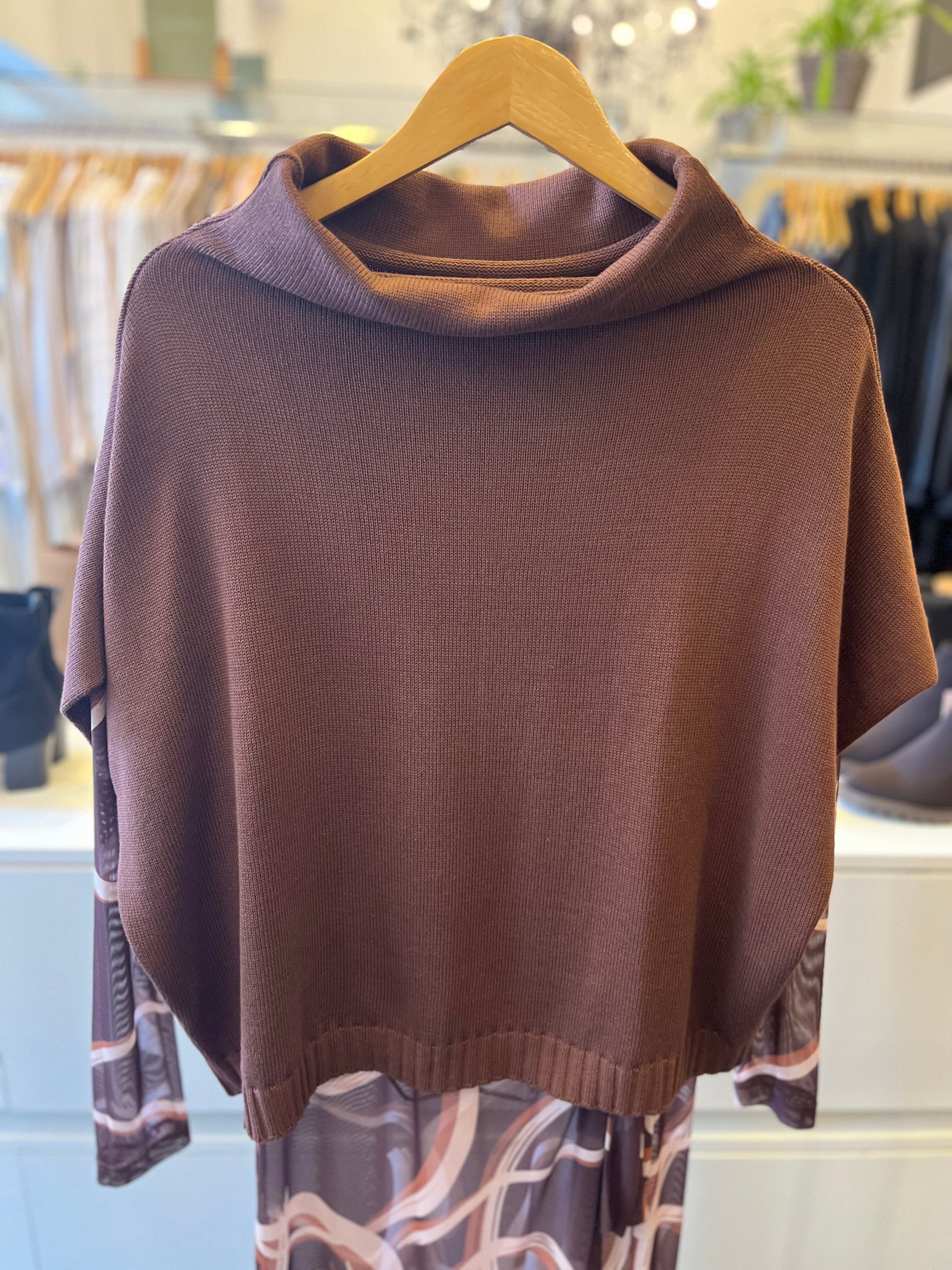 COLETE EM TRICOT GOLA AMPLA