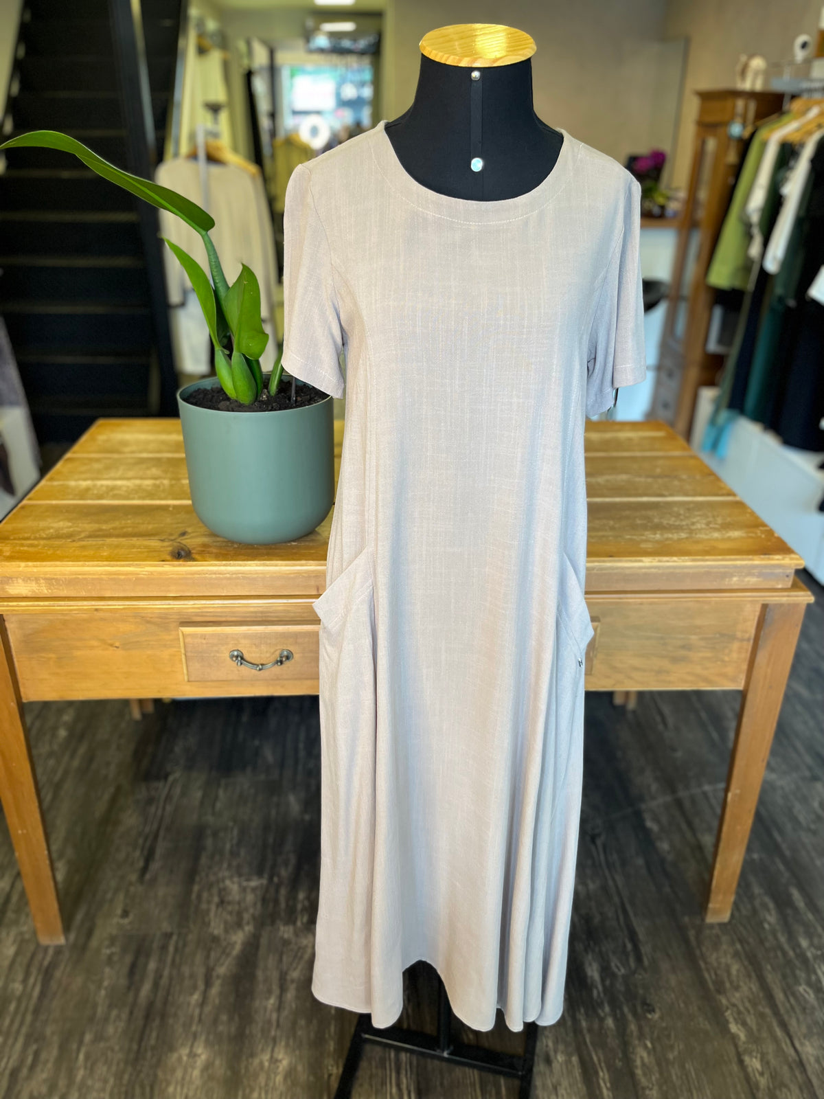 VESTIDO LONGO MANGAS E BOLSOS EM SAARA DECLARI