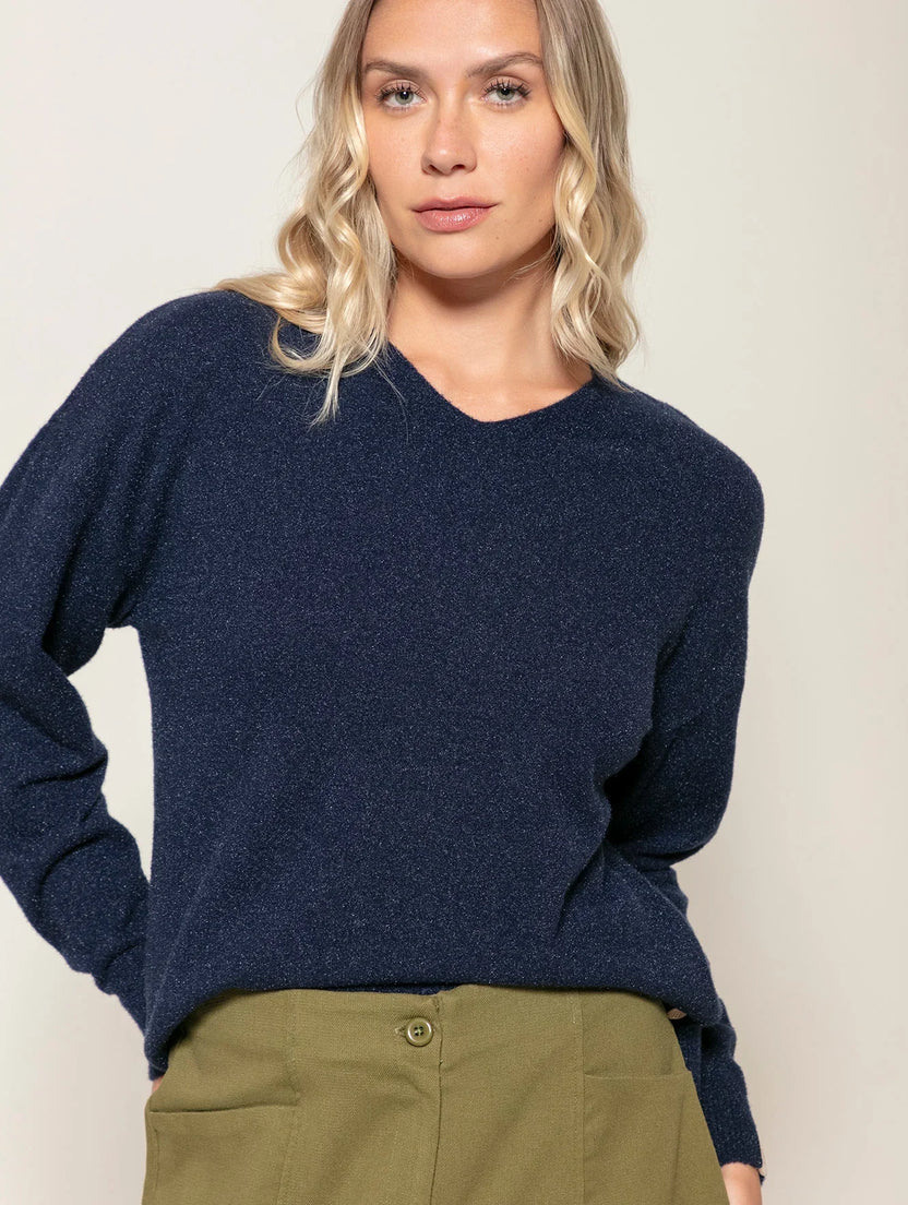 BLUSA EM V EM FIO PLUMA