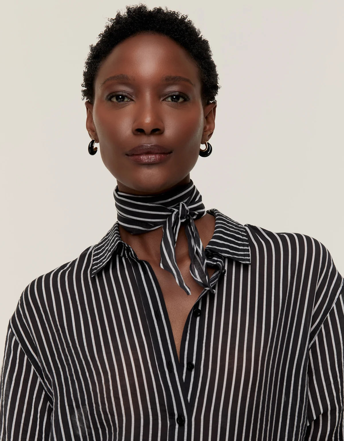 CAMISA FIO TINTO COM LENÇO SHOULDER