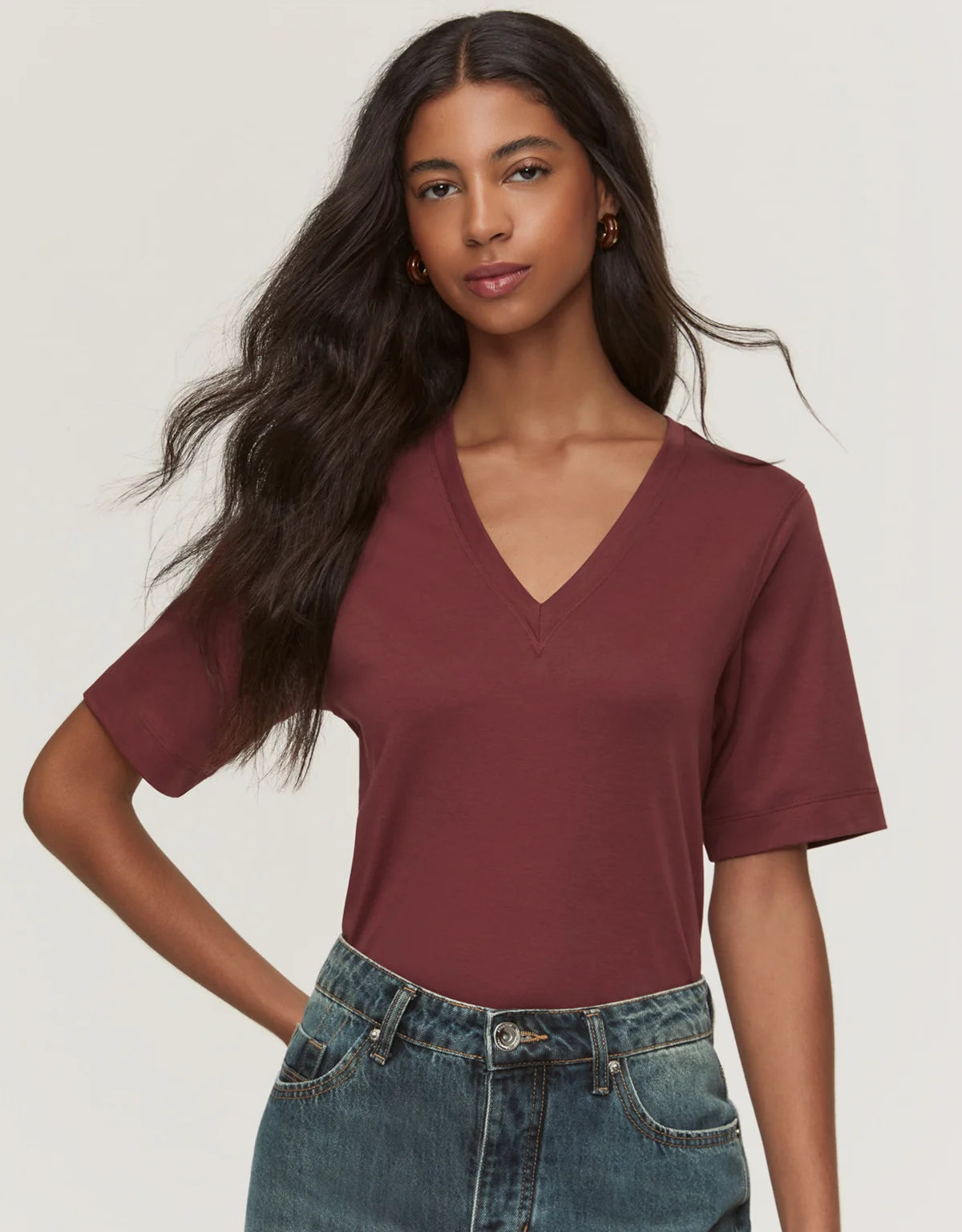 T-SHIRT ALGODÃO PIMA DECOTE V SHOULDER