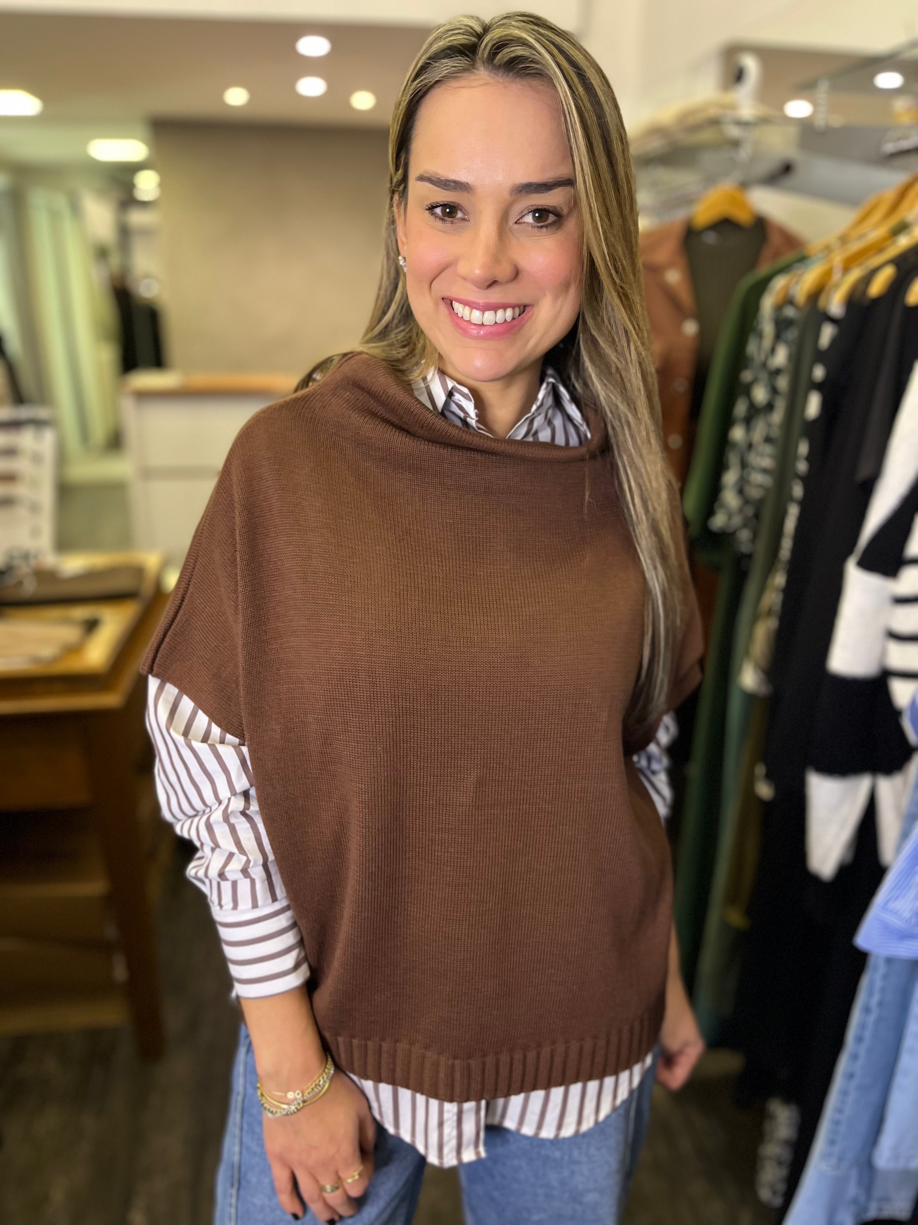 COLETE EM TRICOT GOLA AMPLA
