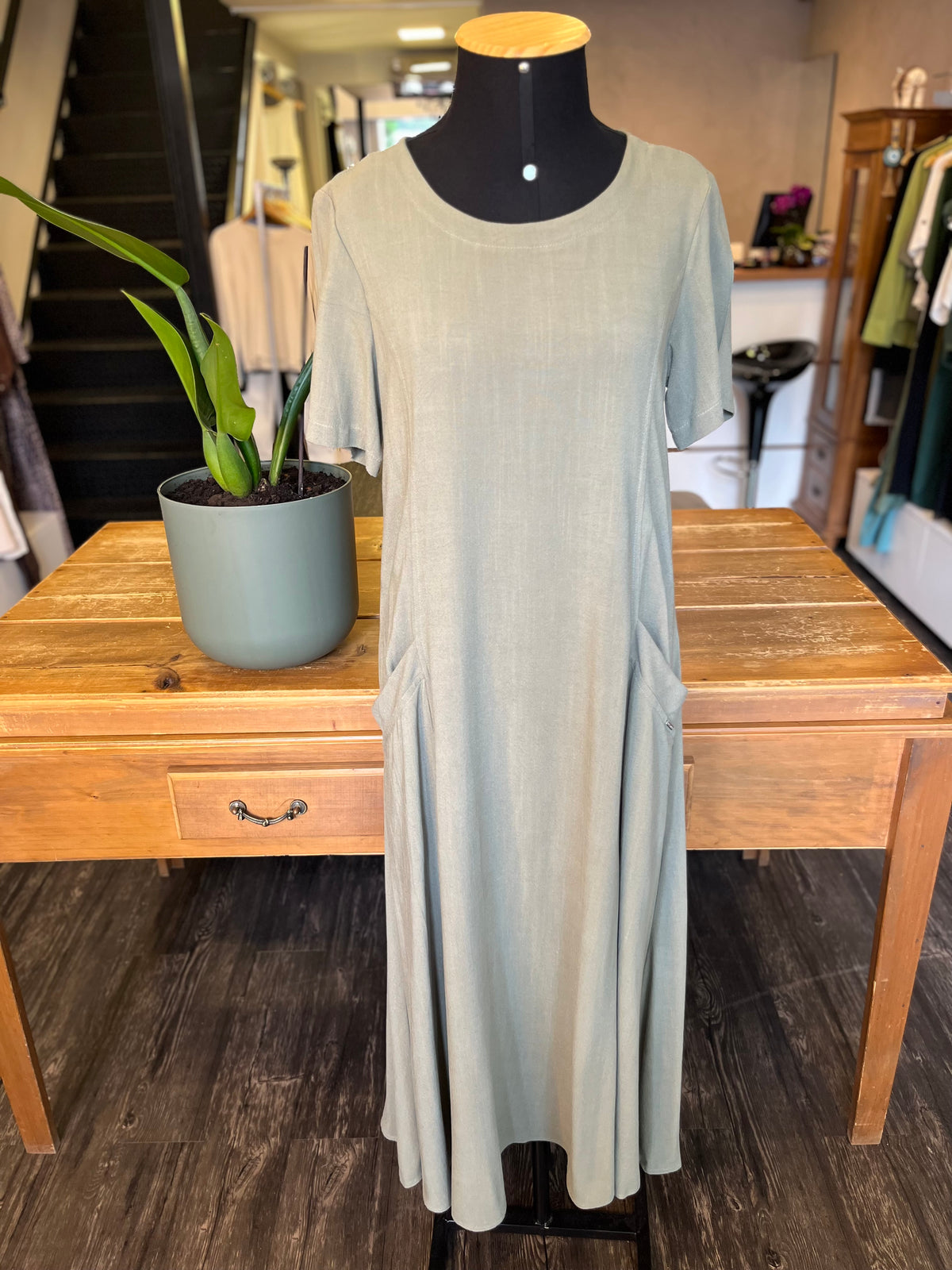 VESTIDO LONGO MANGAS E BOLSOS EM SAARA DECLARI