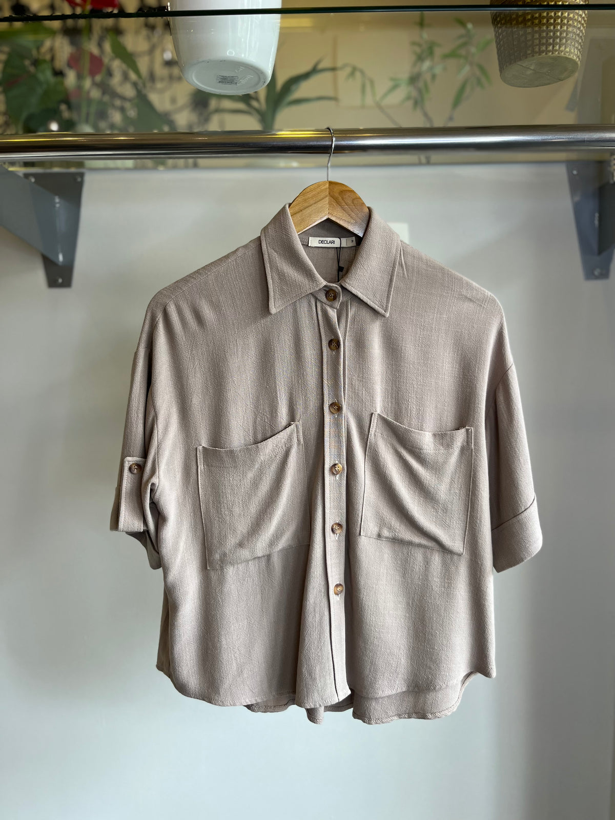 CAMISA CROPPED MANGA CURTA EM SAARA DECLARI