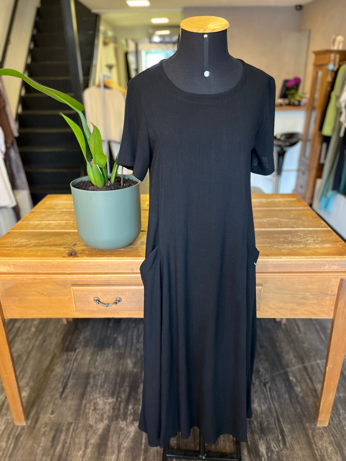VESTIDO LONGO MANGAS E BOLSOS EM SAARA DECLARI