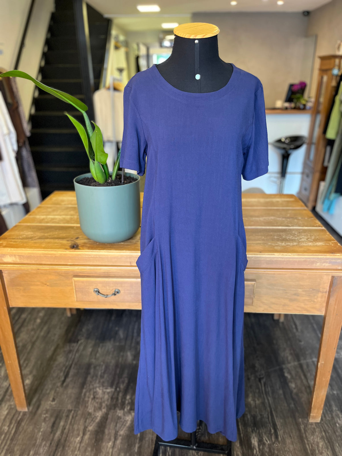 VESTIDO LONGO MANGAS E BOLSOS EM SAARA DECLARI
