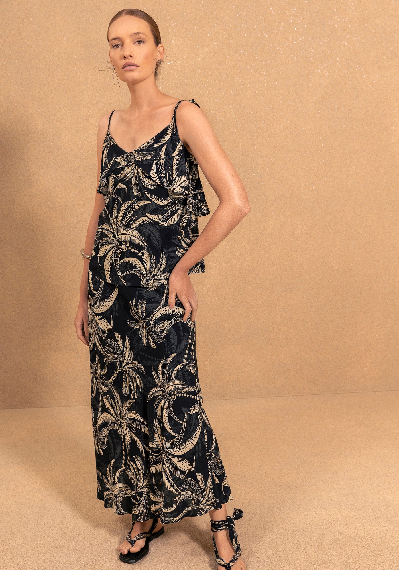 BLUSA FLUIDA ESTAMPADA COM BABADOS E ALÇAS DE AMARRAR
