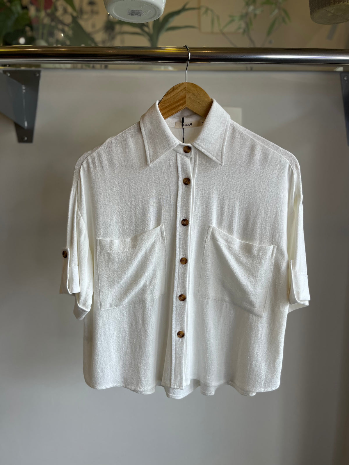 CAMISA CROPPED MANGA CURTA EM SAARA DECLARI