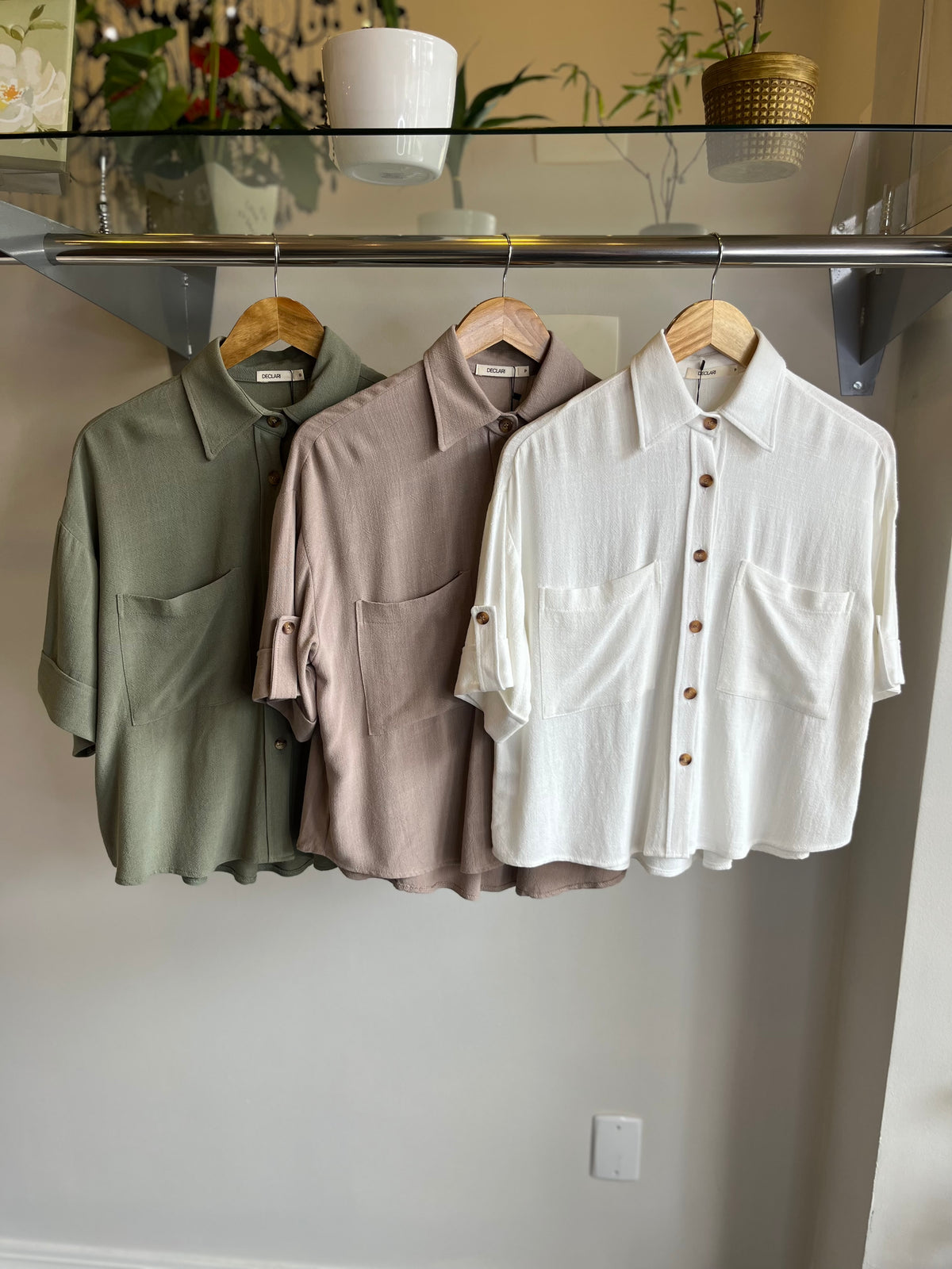 CAMISA CROPPED MANGA CURTA EM SAARA DECLARI