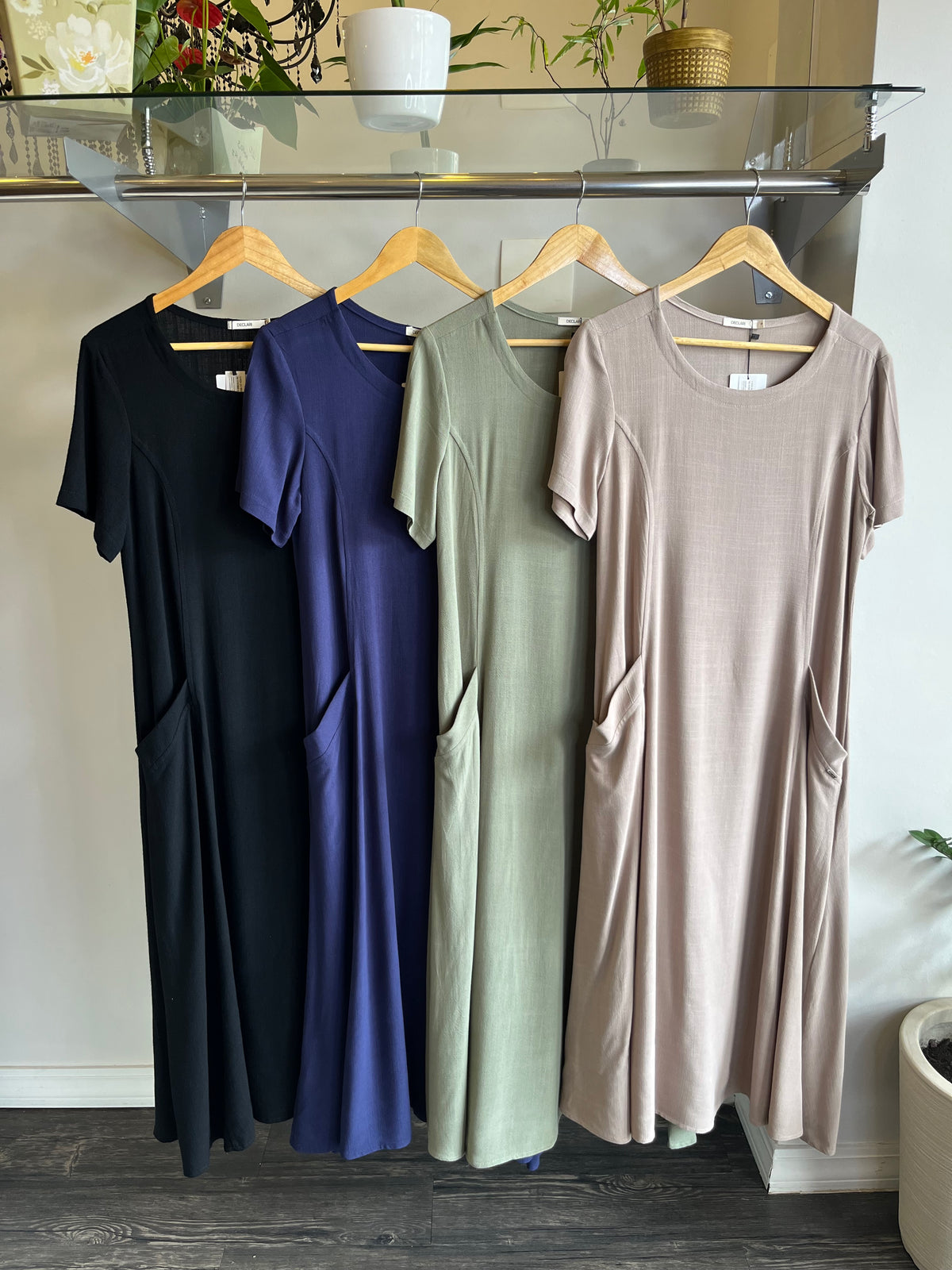 VESTIDO LONGO MANGAS E BOLSOS EM SAARA DECLARI