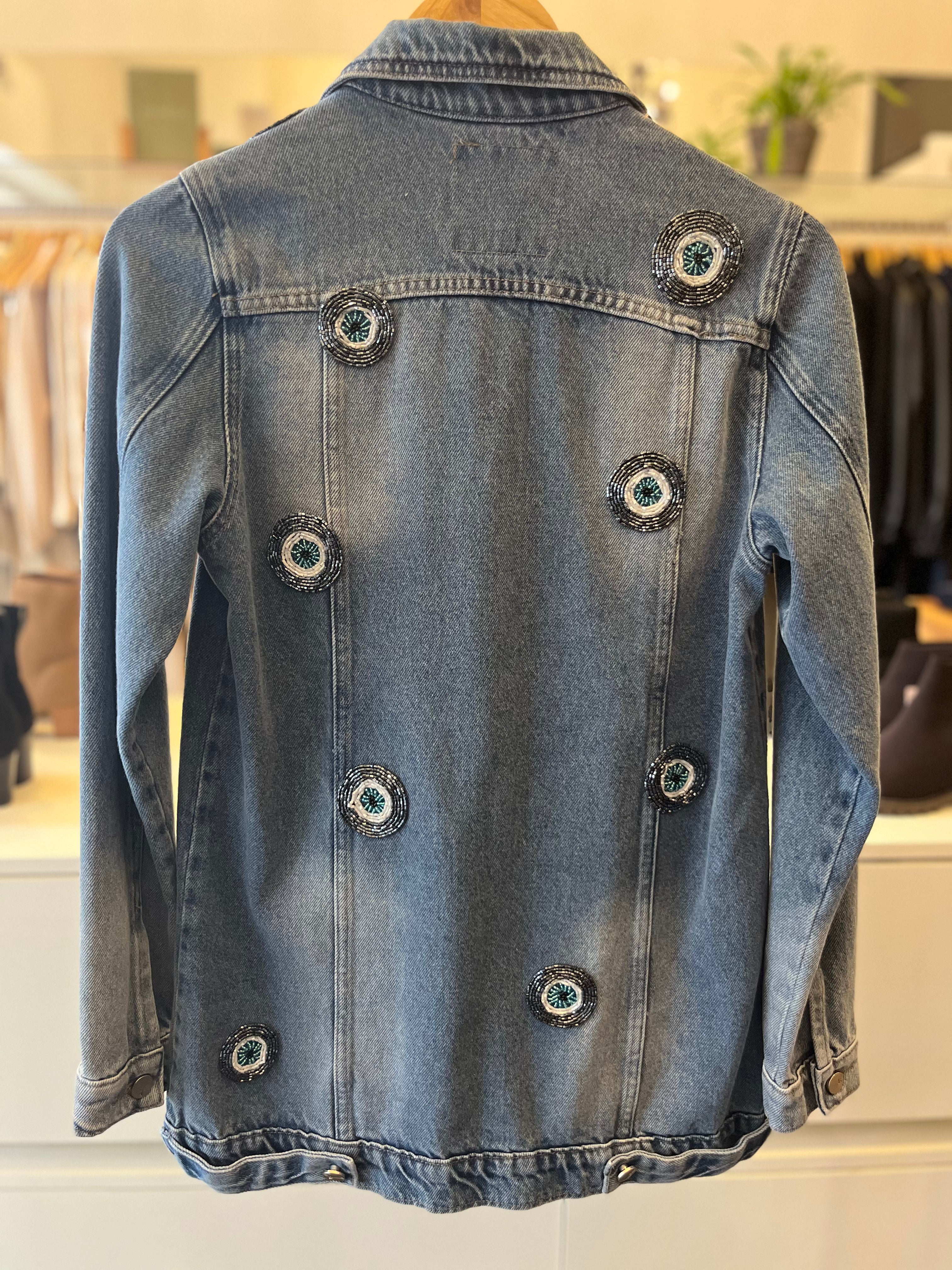 JAQUETA JEANS BORDADA OLHO GREGO