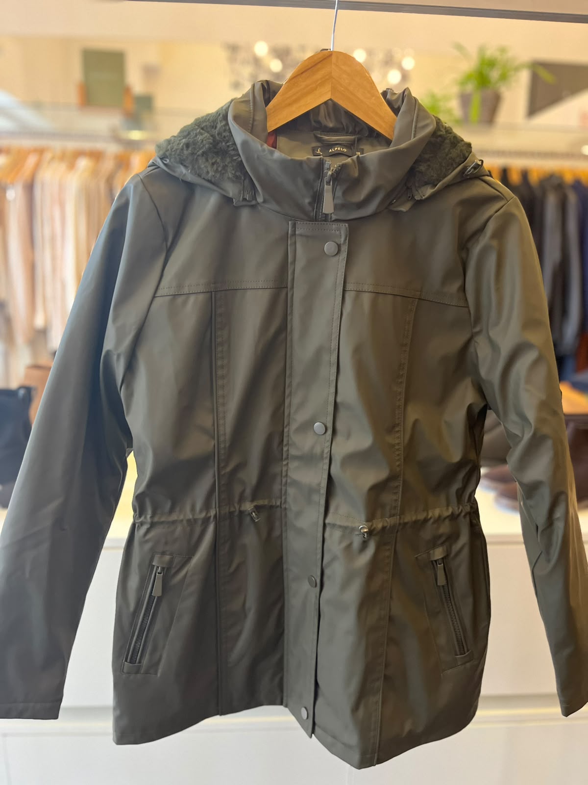 CASACO WINDBREAKER PELE FAKE CAPUZ ALPELO