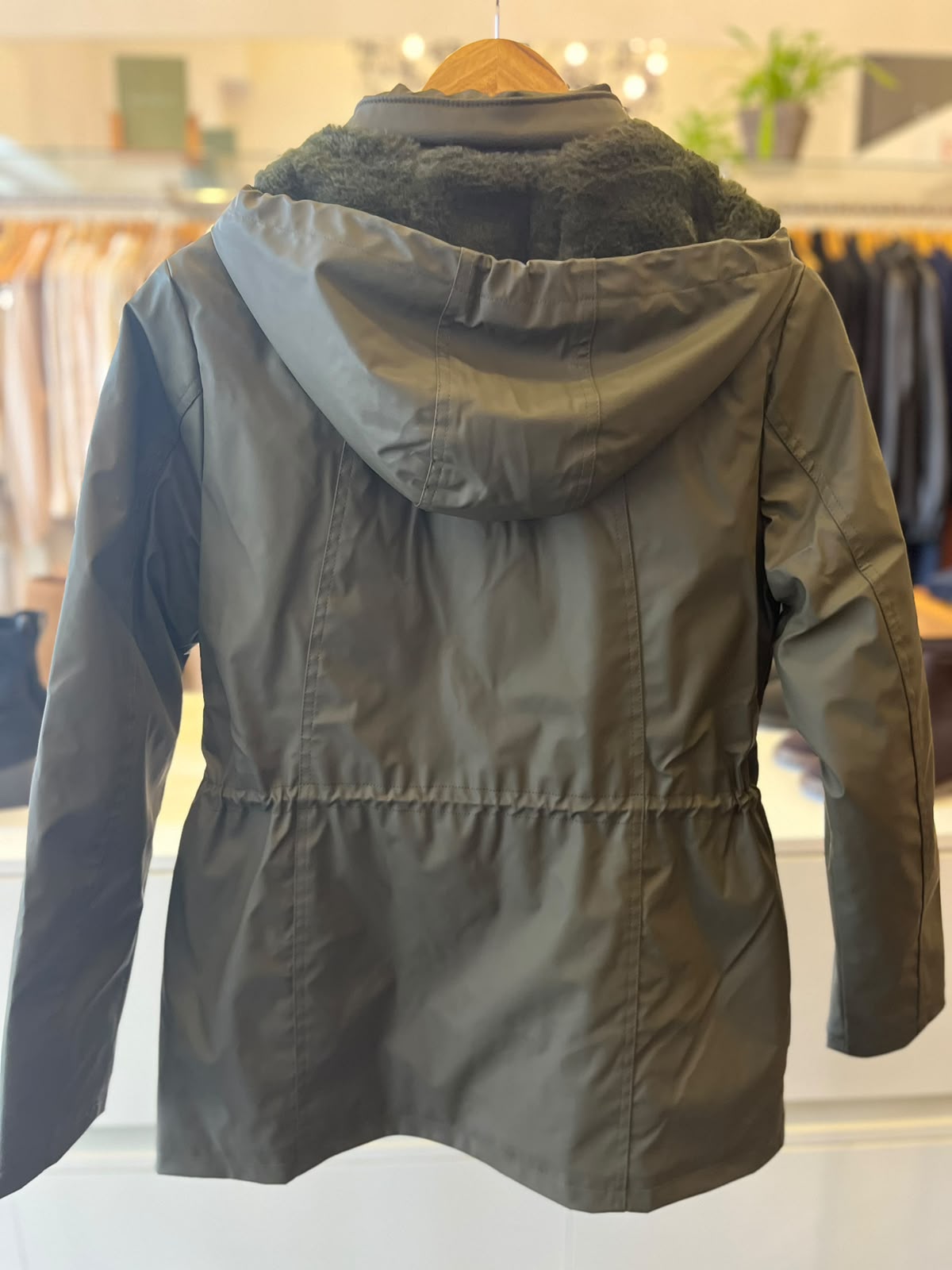 CASACO WINDBREAKER PELE FAKE CAPUZ ALPELO