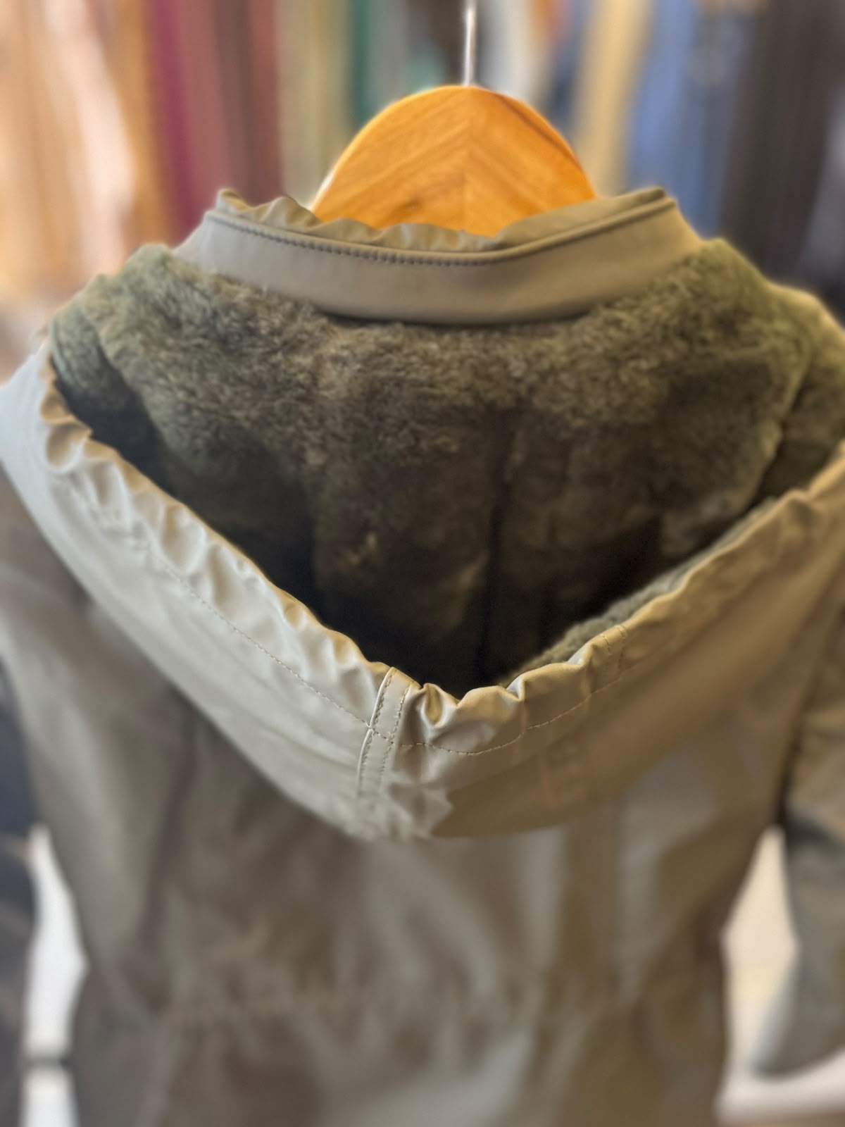 CASACO WINDBREAKER PELE FAKE CAPUZ ALPELO