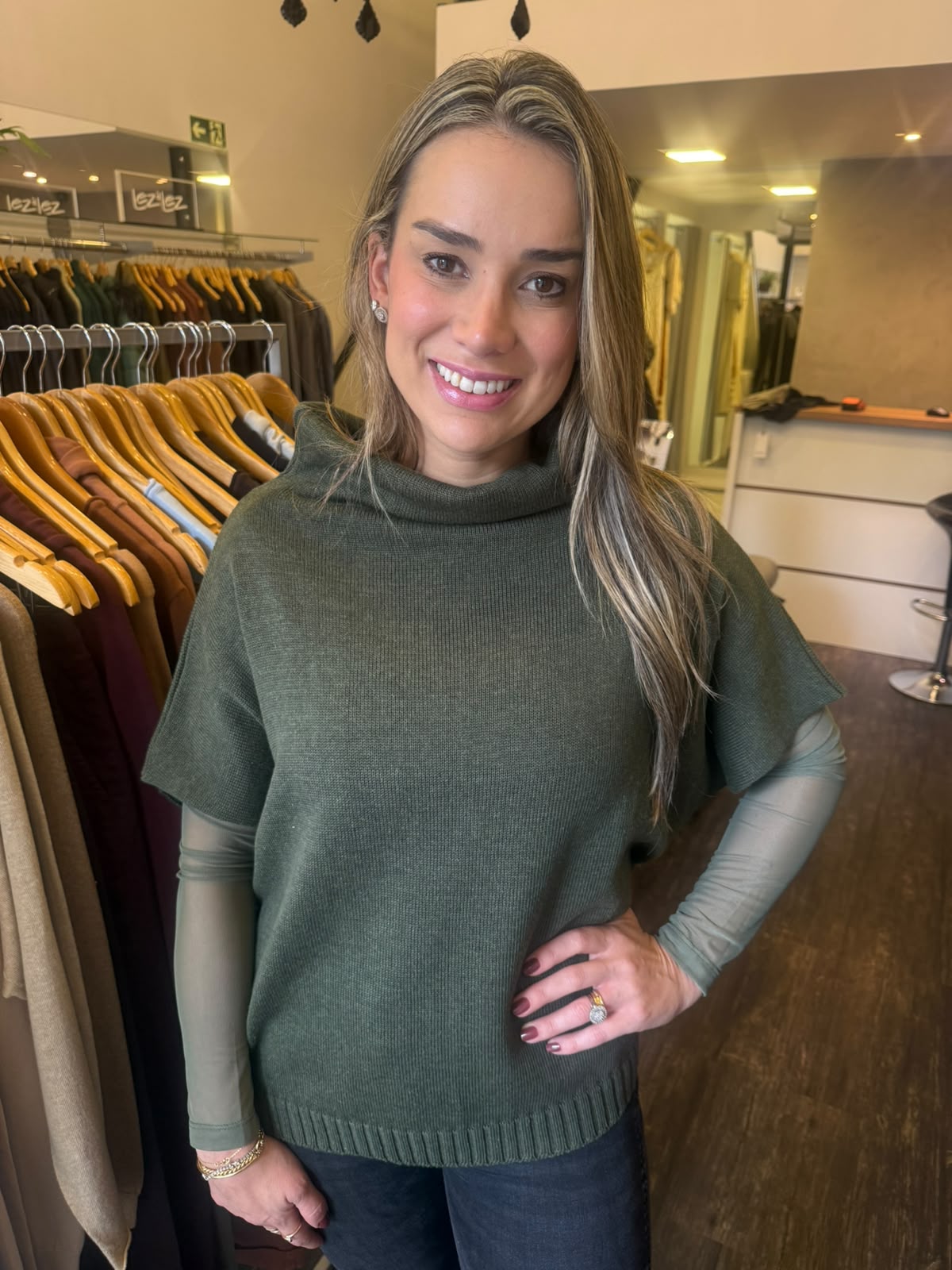 COLETE EM TRICOT GOLA AMPLA