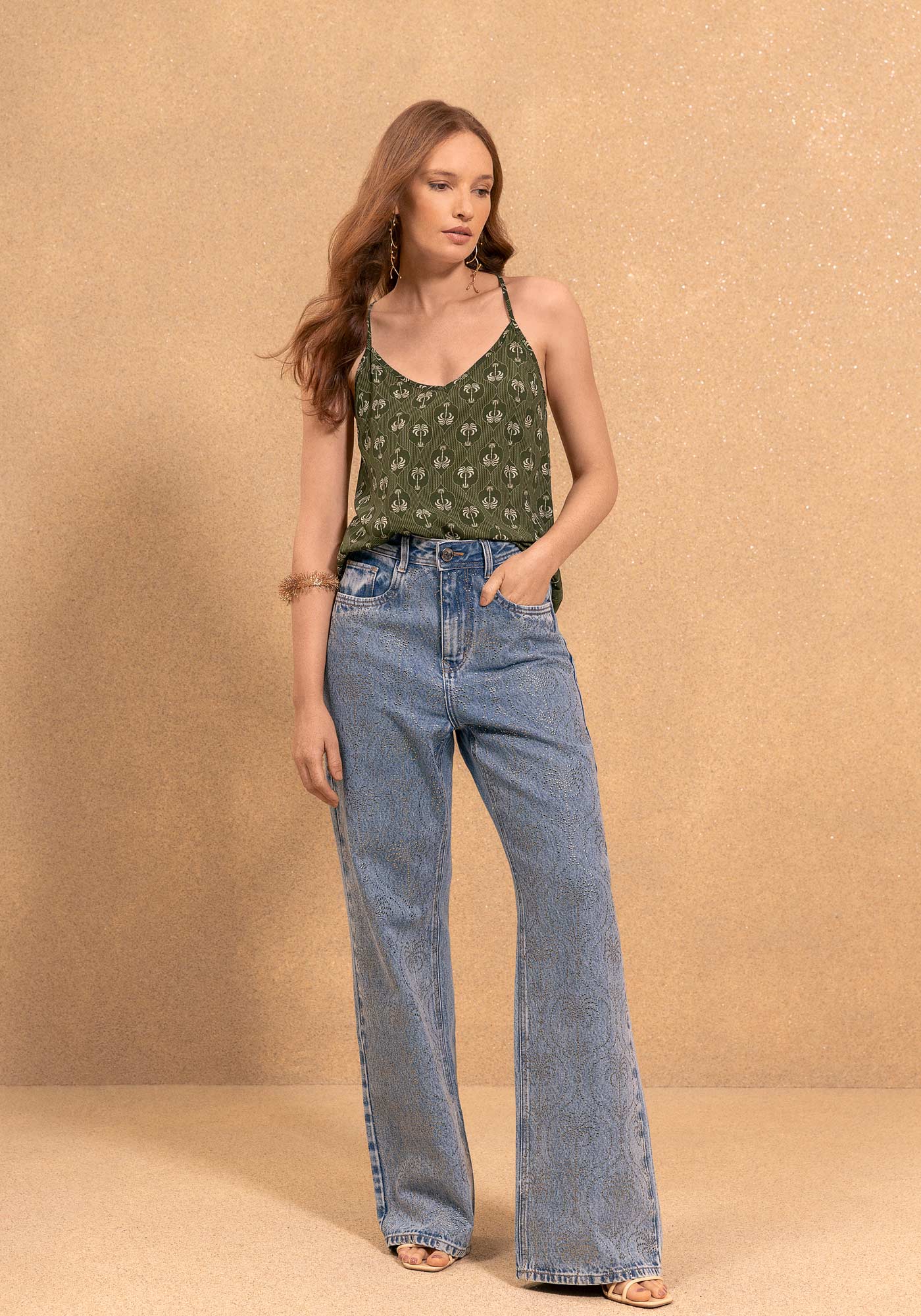 BLUSA REGATA DE ALÇAS FINAS ESTAMPADA COM DECOTE EM V LEZ A LEZ