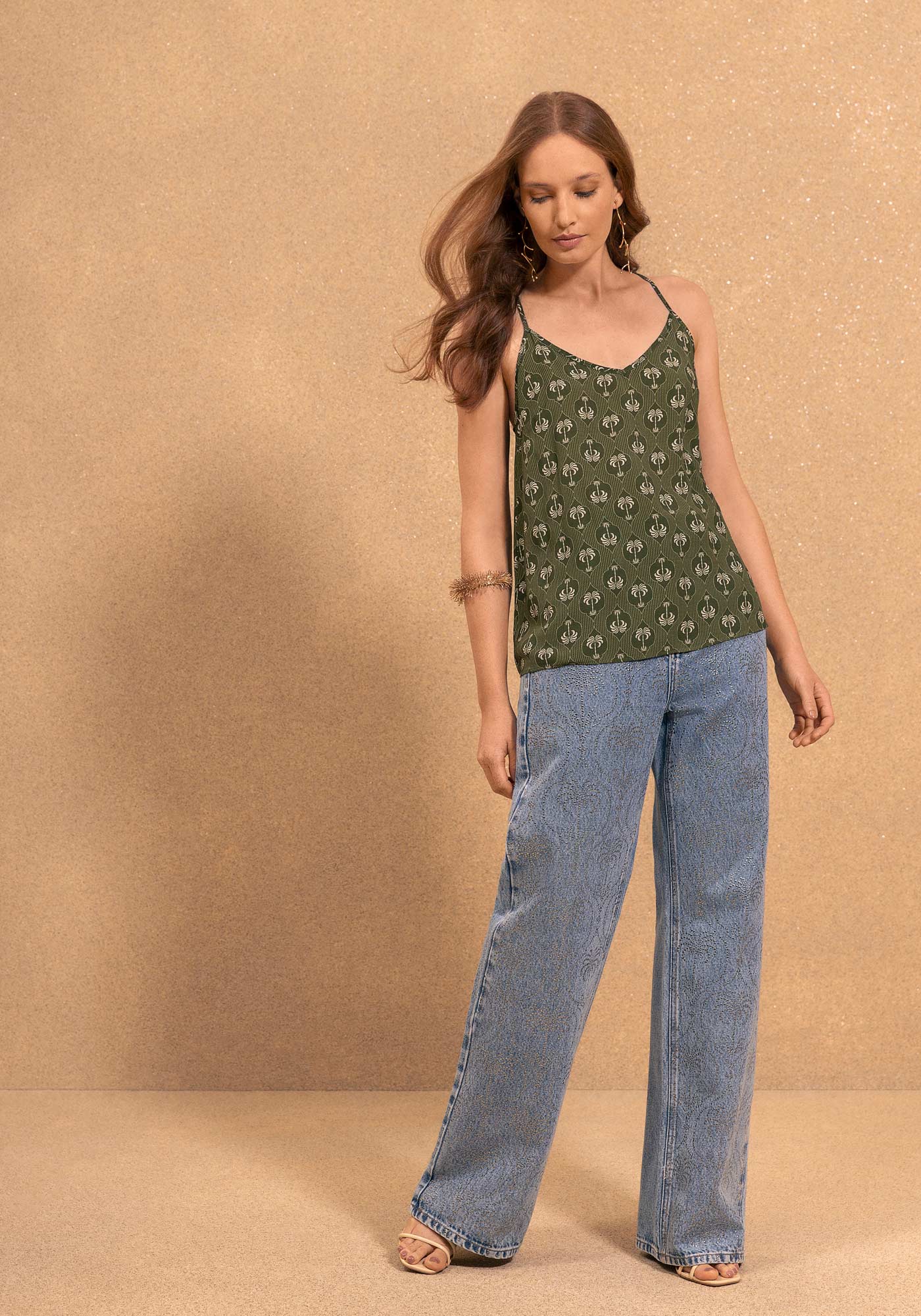 BLUSA REGATA DE ALÇAS FINAS ESTAMPADA COM DECOTE EM V LEZ A LEZ
