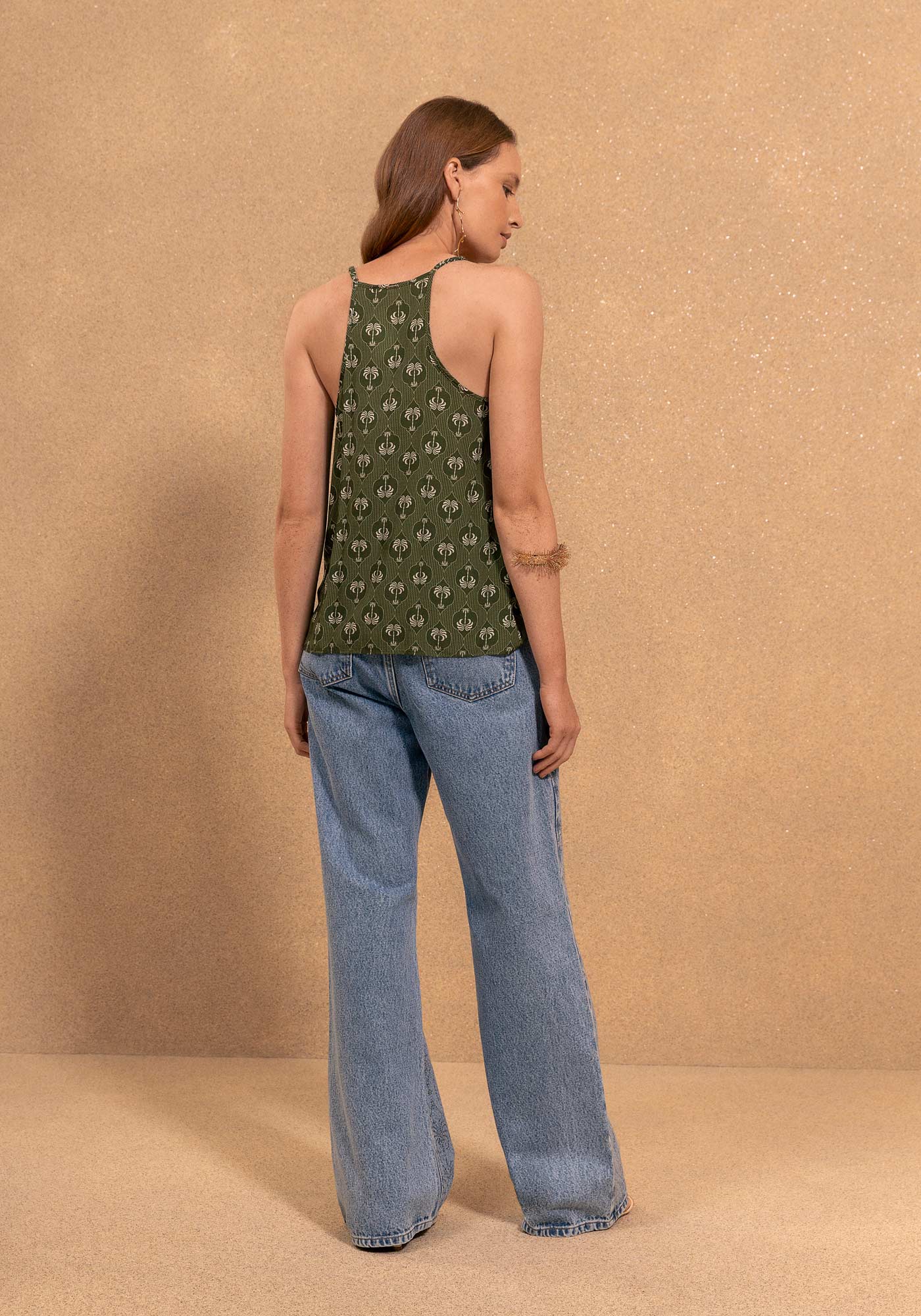 BLUSA REGATA DE ALÇAS FINAS ESTAMPADA COM DECOTE EM V LEZ A LEZ