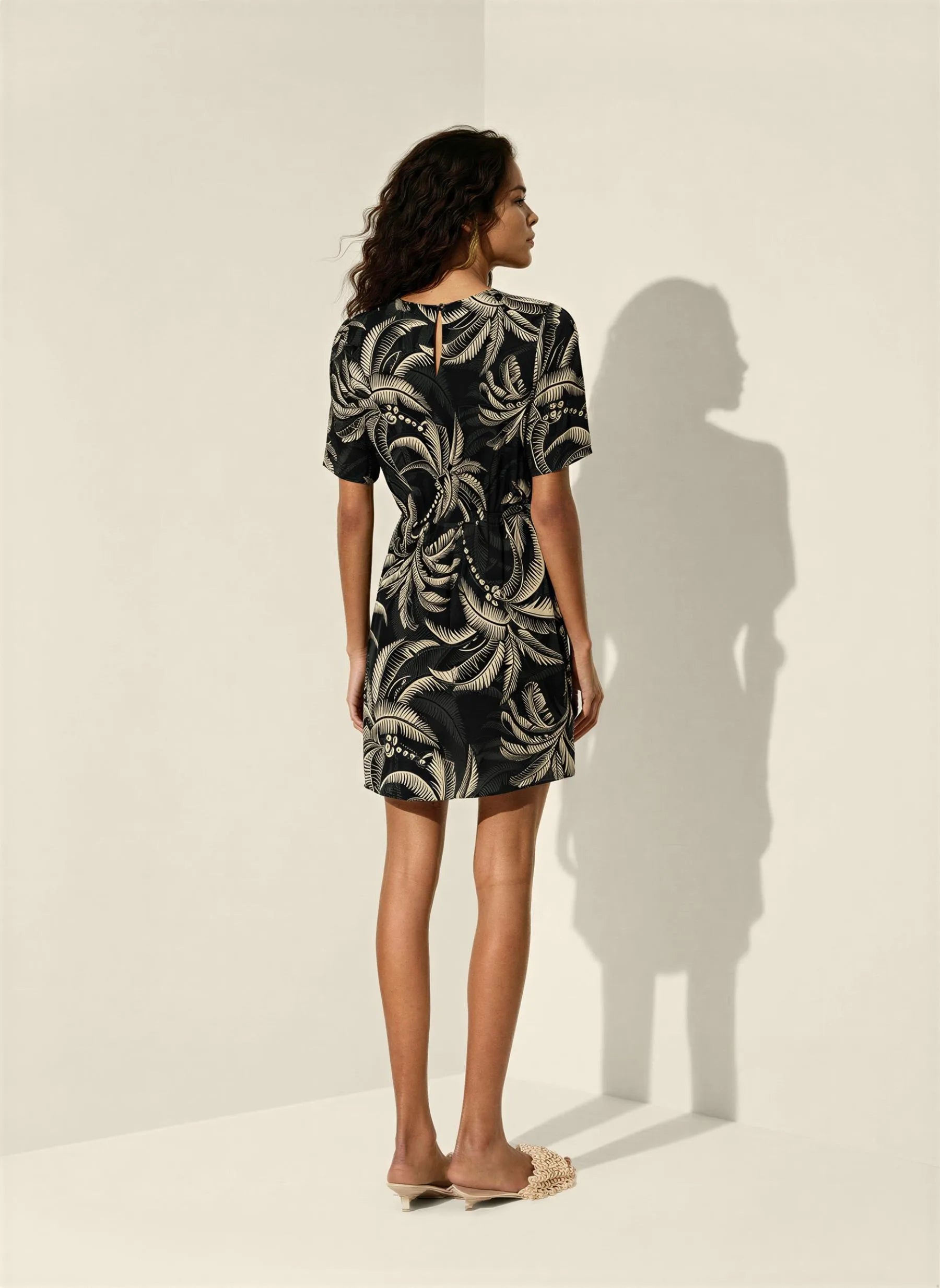 VESTIDO ESTAMPADO CURTO COM CINTO EM VISCOSE LEZ A LEZ