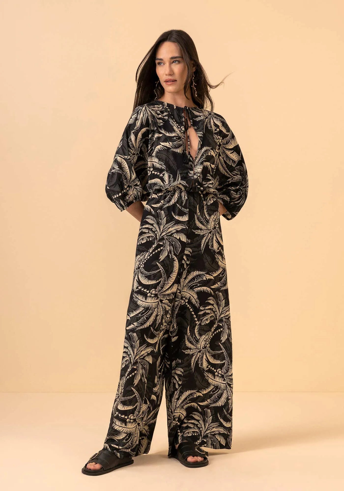 MACACÃO LONGO ESTAMPADO COM MANGA 3/4 E AMARRAÇÃO LEZ A LEZ