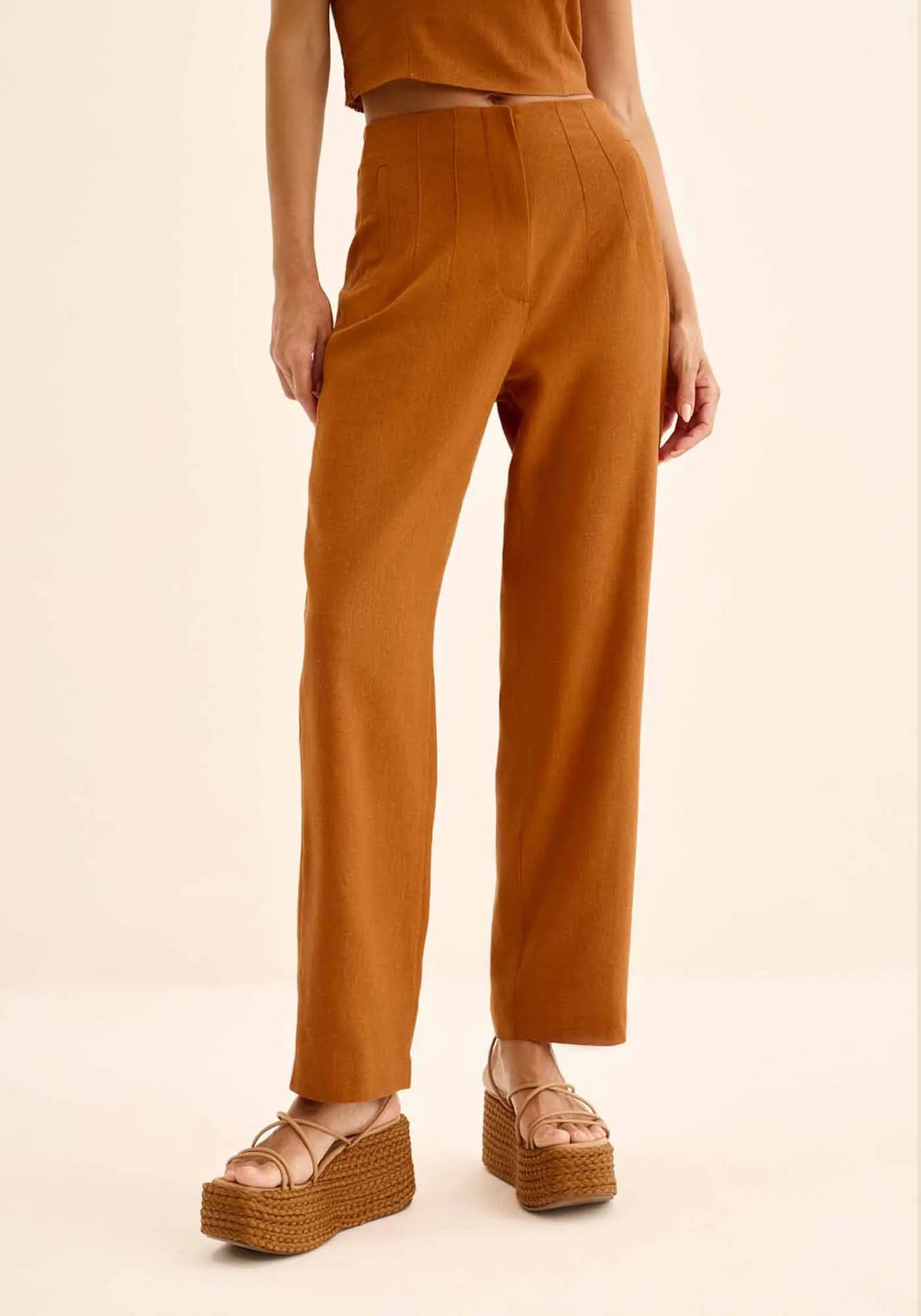 CALÇA CARROT DE CINTURA ALTA COM LINHO LEZ A LEZ