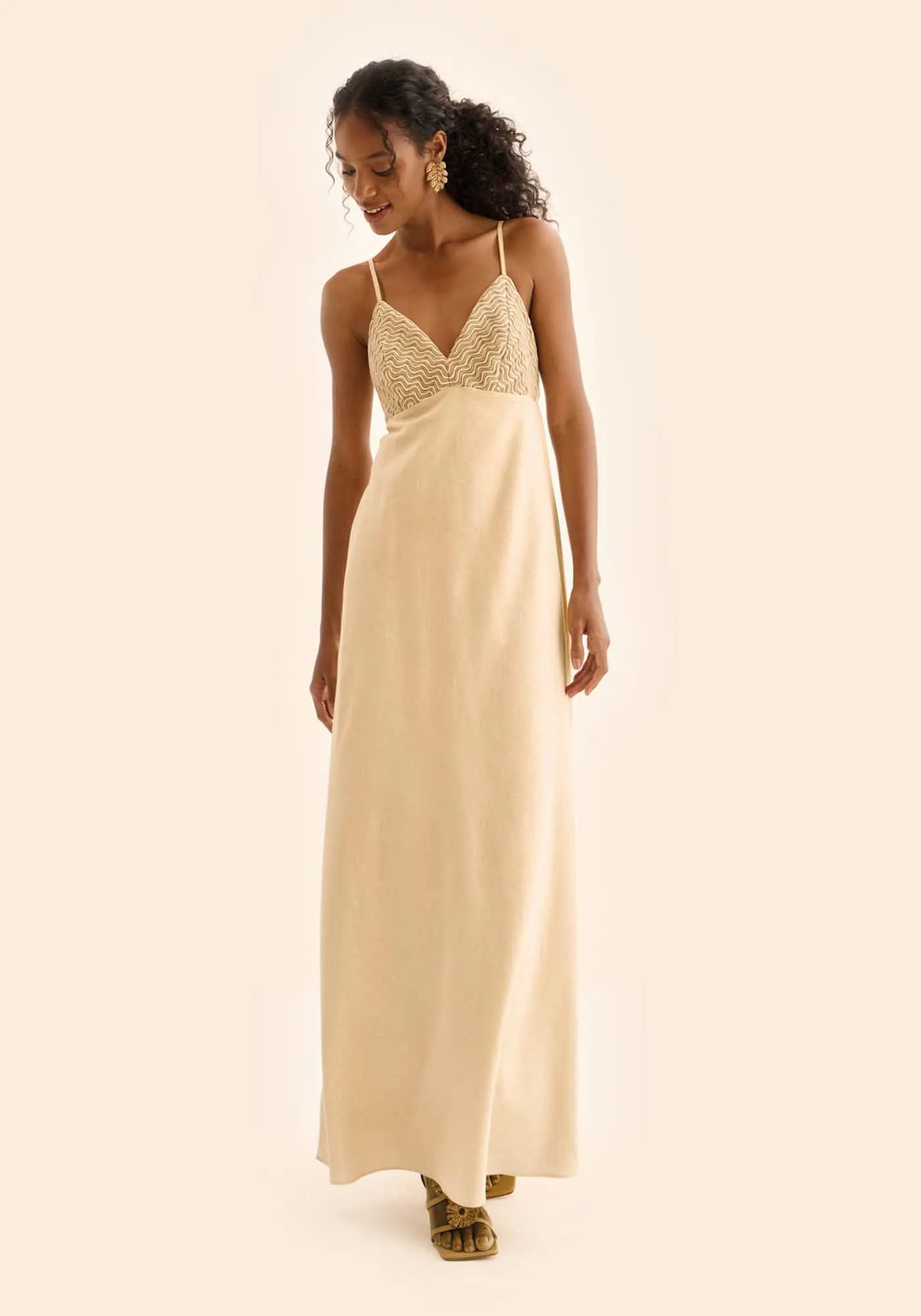 VESTIDO LONGO BORDADO DE ALÇAS COM LINHO LEZ A LEZ