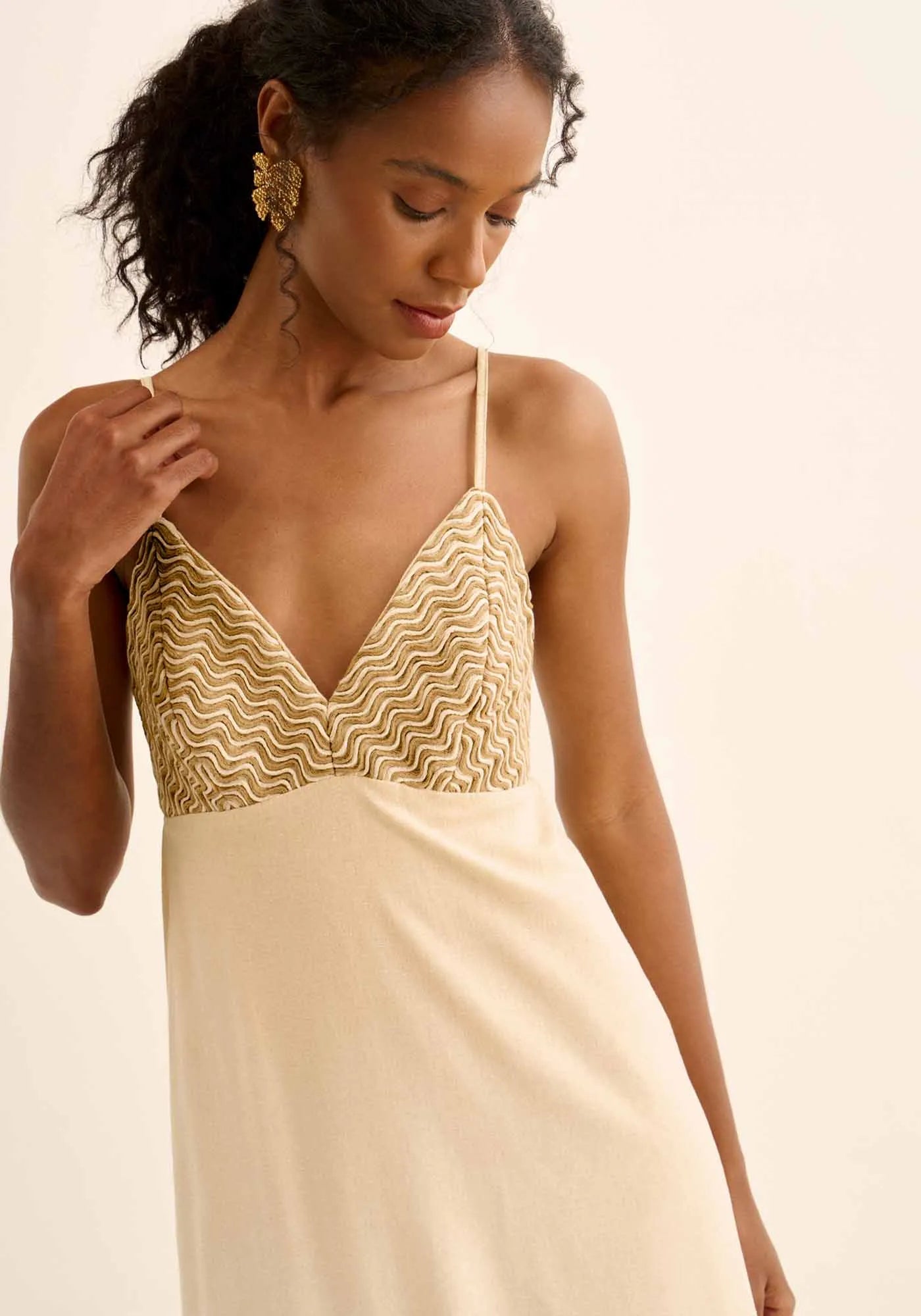 VESTIDO LONGO BORDADO DE ALÇAS COM LINHO LEZ A LEZ