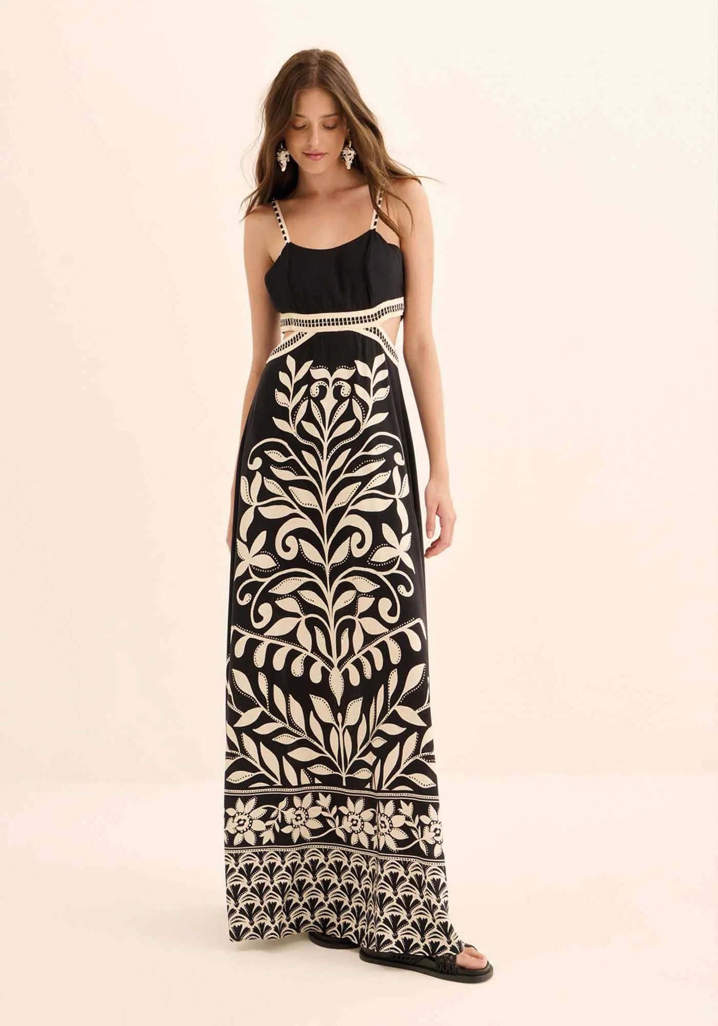 VESTIDO LONGO ESTAMPADO COM RECORTES LEZ A LEZ
