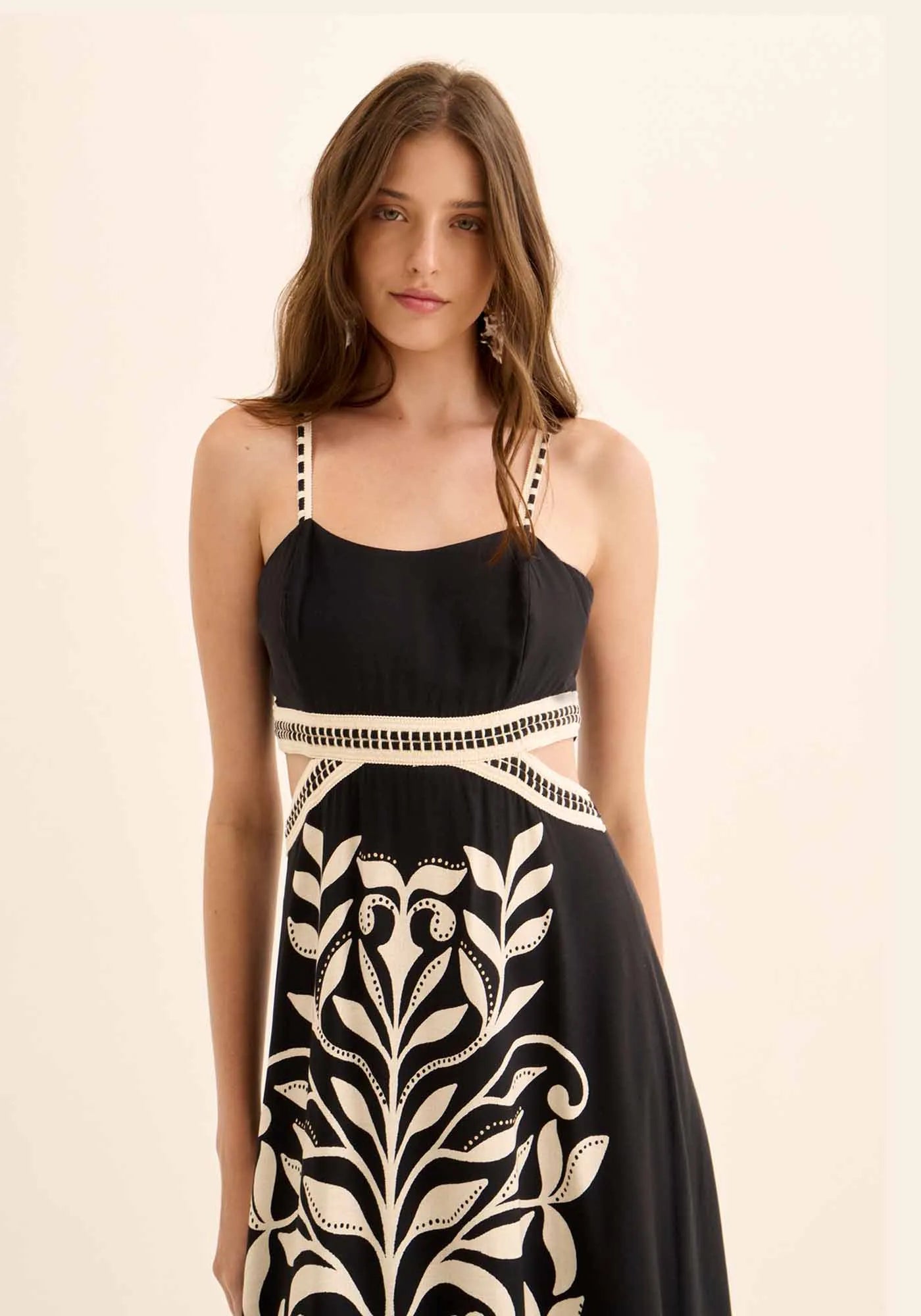 VESTIDO LONGO ESTAMPADO COM RECORTES LEZ A LEZ