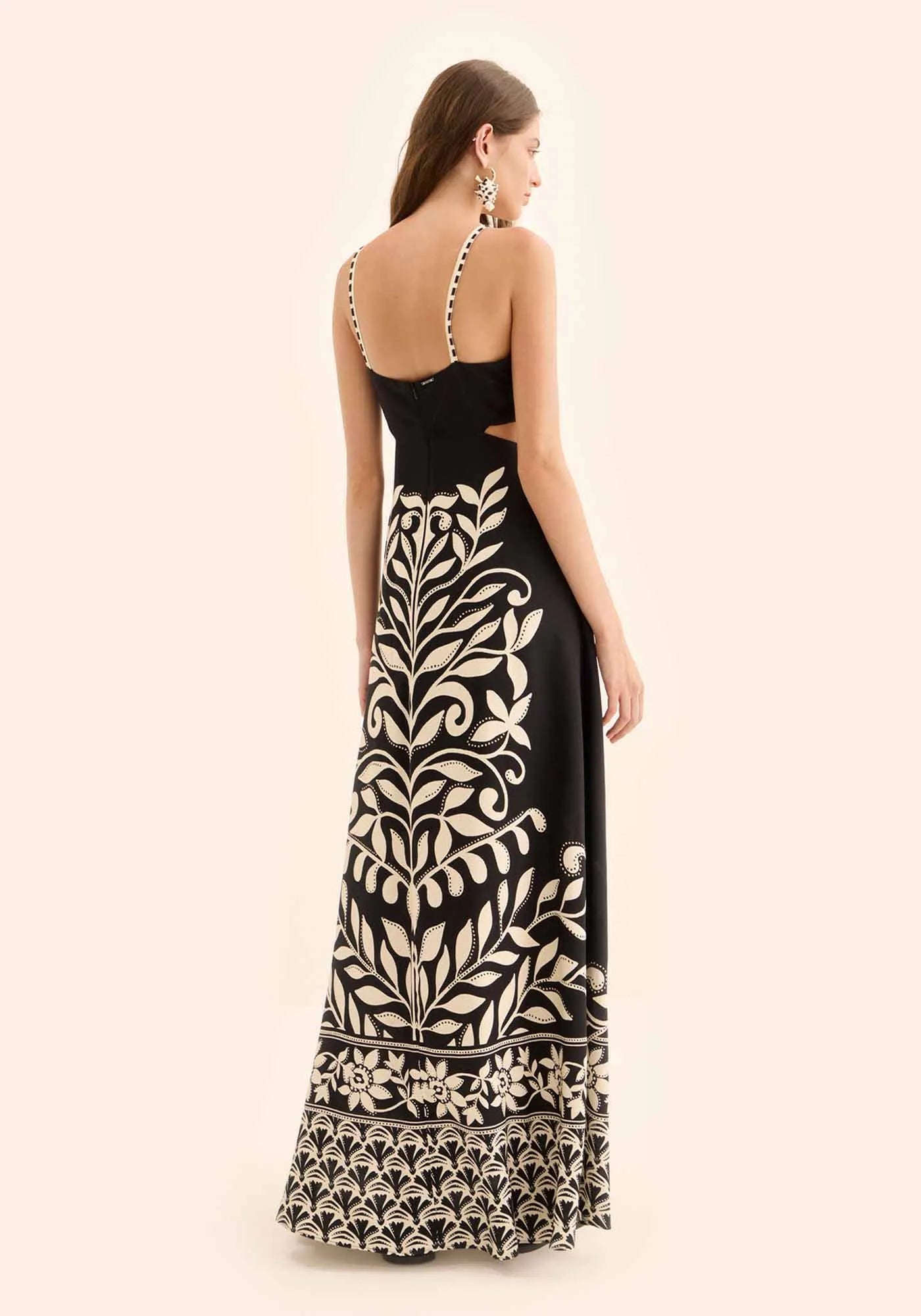 VESTIDO LONGO ESTAMPADO COM RECORTES LEZ A LEZ